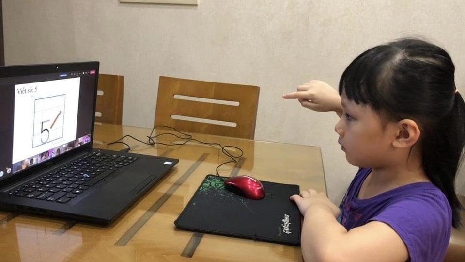 Cha mẹ xót ruột con học lớp 1 mệt phờ vì lịch online kín mít-3