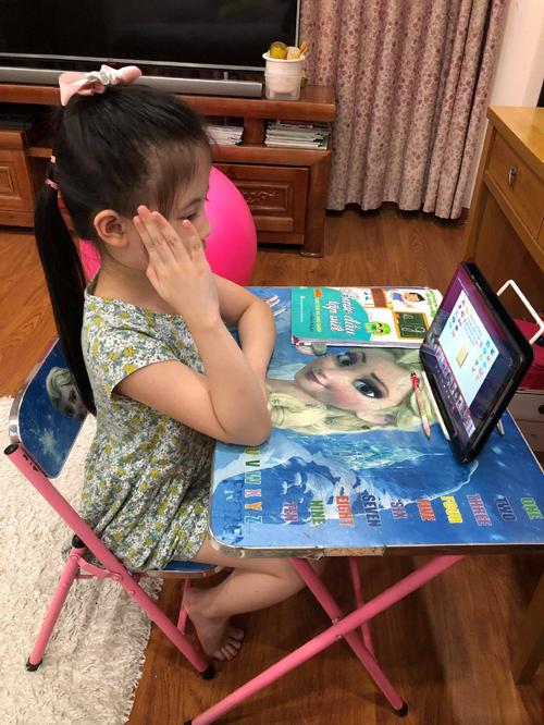 Cha mẹ xót ruột con học lớp 1 mệt phờ vì lịch online kín mít-4