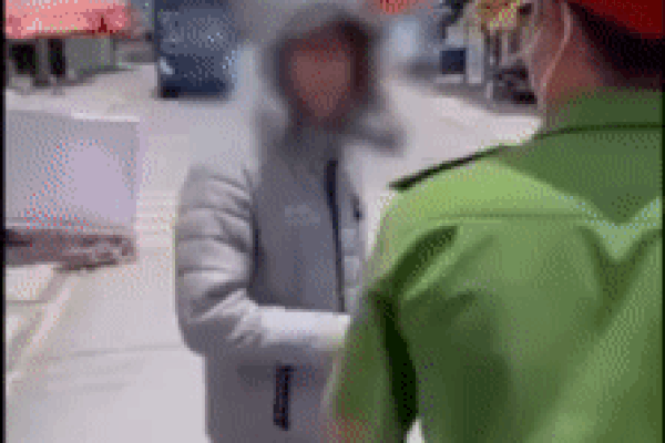 Thầy giáo phun xịt khuẩn điện thoại tới tấp khi công an đụng-1