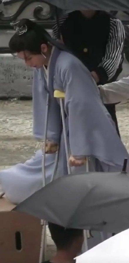 Thành Nghị ngồi xe lăn trên phim trường-1