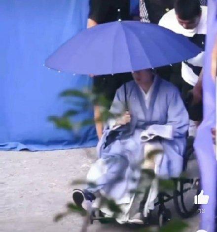 Thành Nghị ngồi xe lăn trên phim trường-3