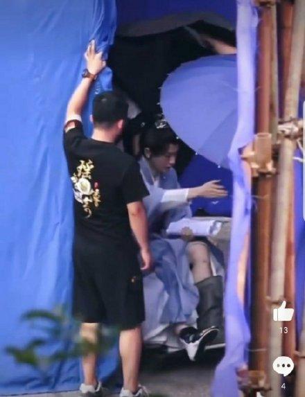 Thành Nghị ngồi xe lăn trên phim trường-4