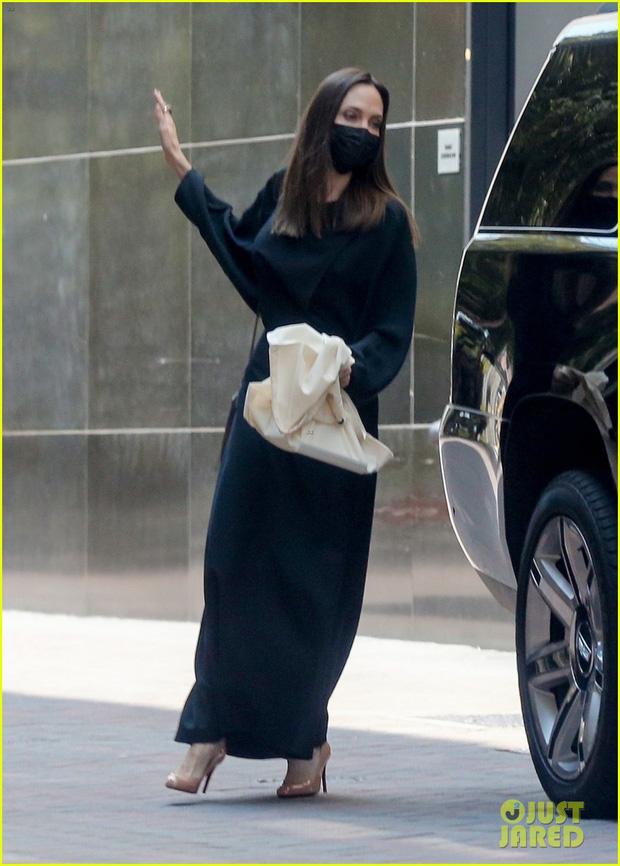 Angelina Jolie lộ bàn tay trơ xương, cơ thể mỏng ngỡ gió thổi bay-1