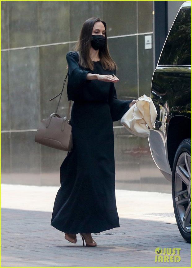 Angelina Jolie lộ bàn tay trơ xương, cơ thể mỏng ngỡ gió thổi bay-4