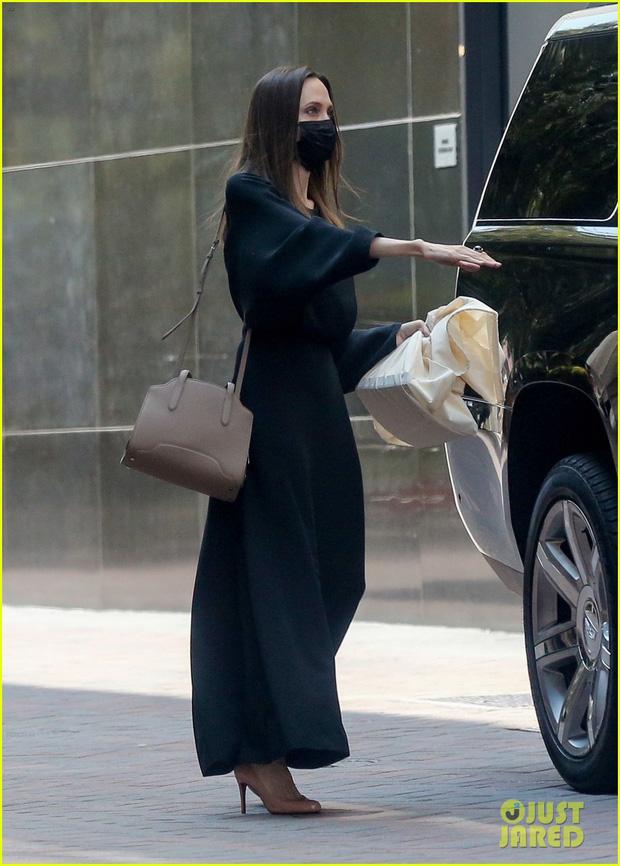 Angelina Jolie lộ bàn tay trơ xương, cơ thể mỏng ngỡ gió thổi bay-5