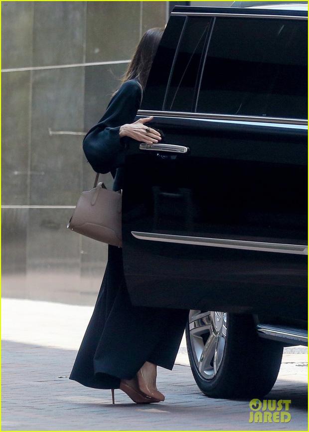 Angelina Jolie lộ bàn tay trơ xương, cơ thể mỏng ngỡ gió thổi bay-6