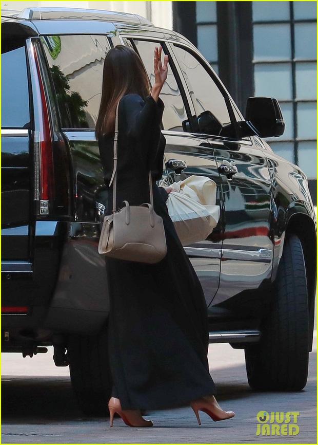 Angelina Jolie lộ bàn tay trơ xương, cơ thể mỏng ngỡ gió thổi bay-7