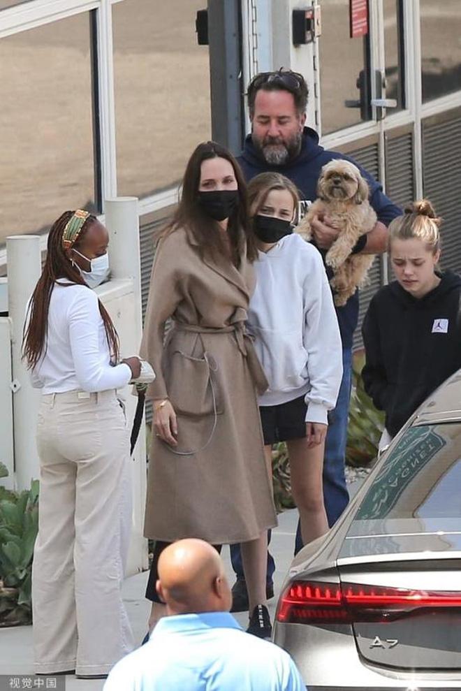 Angelina Jolie lộ bàn tay trơ xương, cơ thể mỏng ngỡ gió thổi bay-8