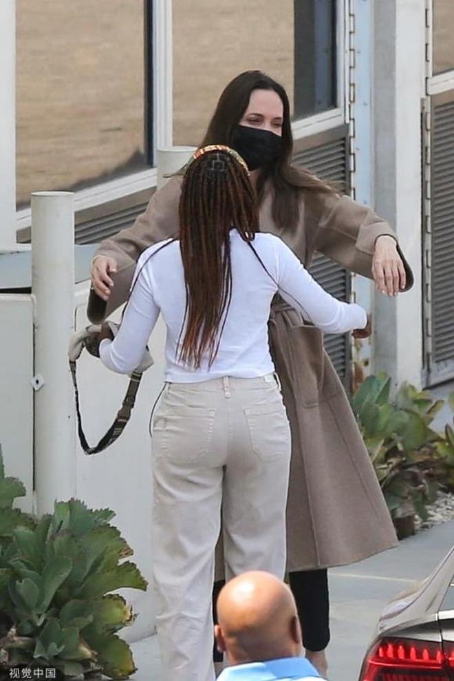 Angelina Jolie lộ bàn tay trơ xương, cơ thể mỏng ngỡ gió thổi bay-9