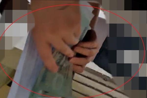 Dỗ con bằng điện thoại, ông bố mất gần 400 triệu trong phút mốt-2