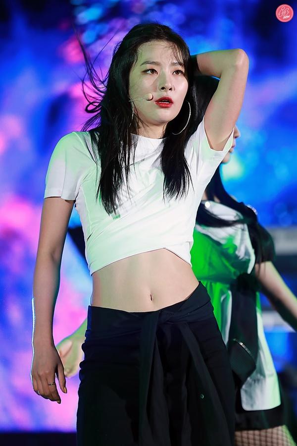 Tại sao showbiz Hàn cấm ca sĩ nữ mặc áo hở rốn biểu diễn?-10