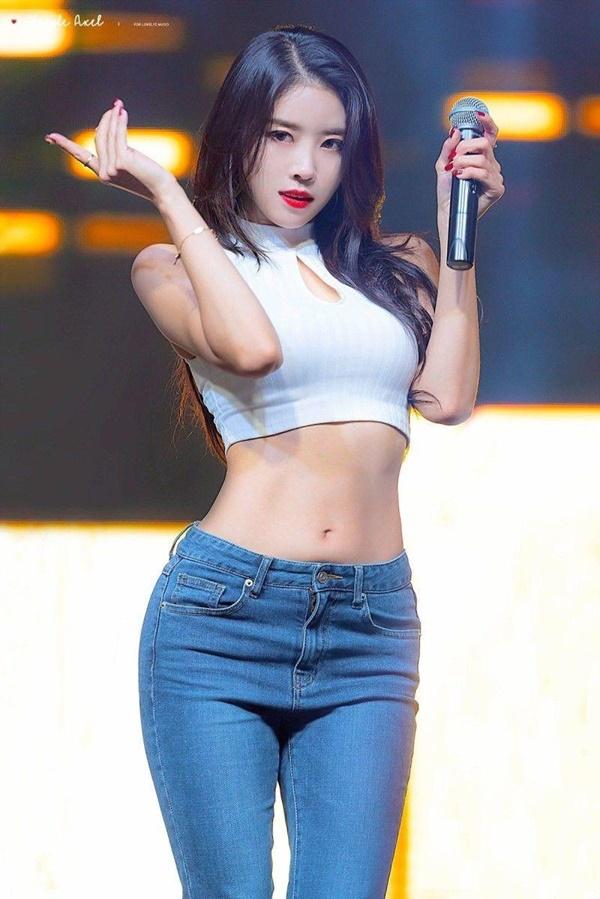 Tại sao showbiz Hàn cấm ca sĩ nữ mặc áo hở rốn biểu diễn?-12