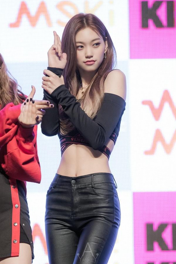 Tại sao showbiz Hàn cấm ca sĩ nữ mặc áo hở rốn biểu diễn?-13