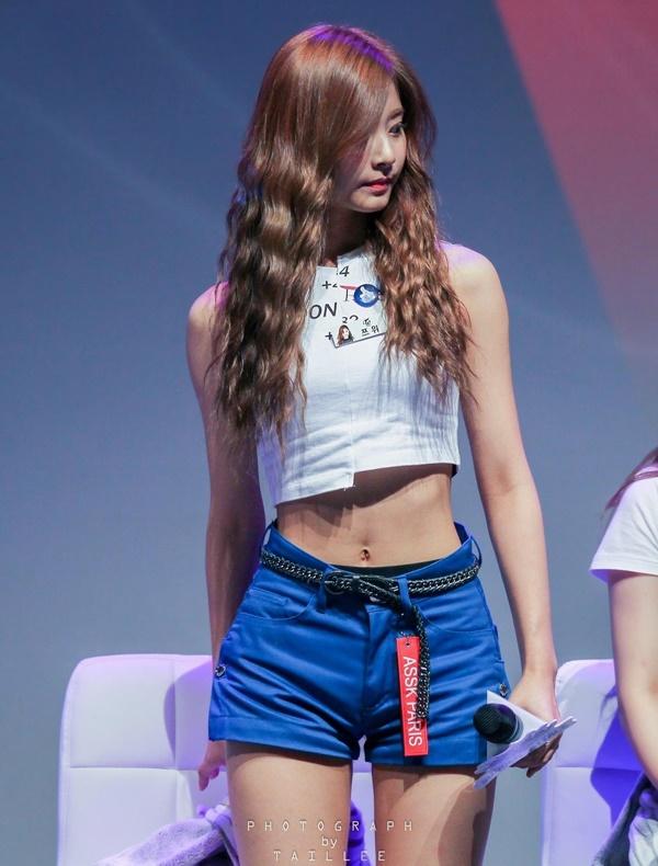 Tại sao showbiz Hàn cấm ca sĩ nữ mặc áo hở rốn biểu diễn?-14