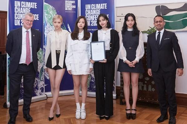 Tại sao showbiz Hàn cấm ca sĩ nữ mặc áo hở rốn biểu diễn?-15