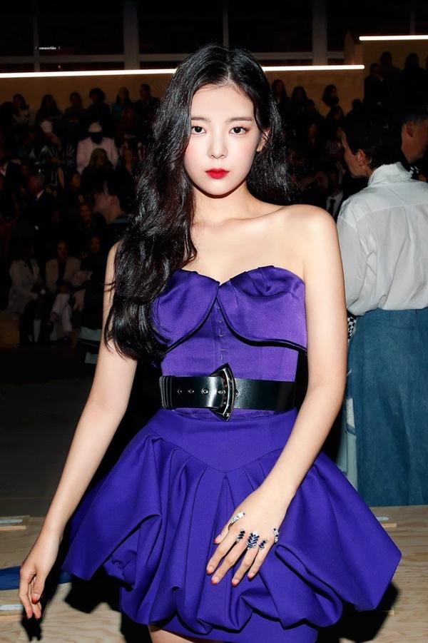 Tại sao showbiz Hàn cấm ca sĩ nữ mặc áo hở rốn biểu diễn?-19