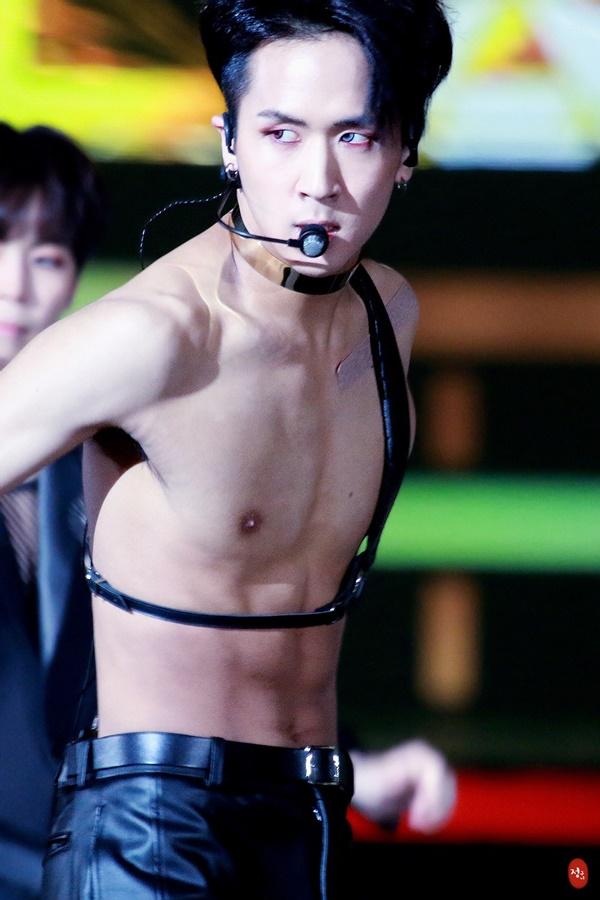 Tại sao showbiz Hàn cấm ca sĩ nữ mặc áo hở rốn biểu diễn?-22