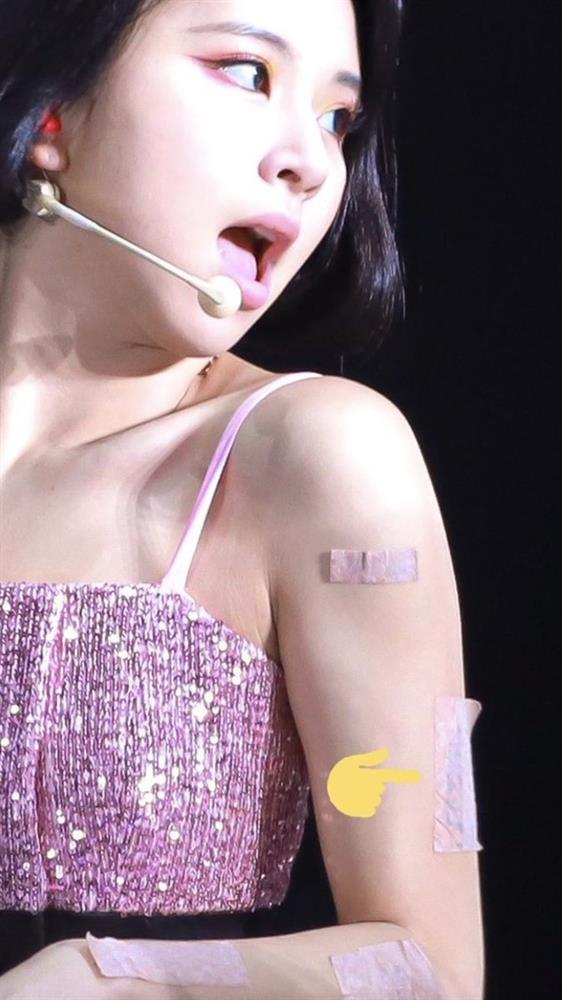 Tại sao showbiz Hàn cấm ca sĩ nữ mặc áo hở rốn biểu diễn?-25