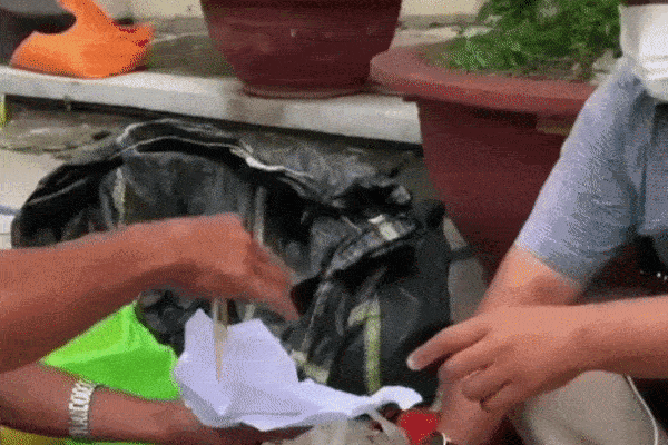 Choáng với tiền vàng cất bao rác của người vô gia cư Sài Gòn-1