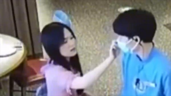 Phát hiện bạn trai làm phục vụ, lý do khiến ai nấy tan chảy-1