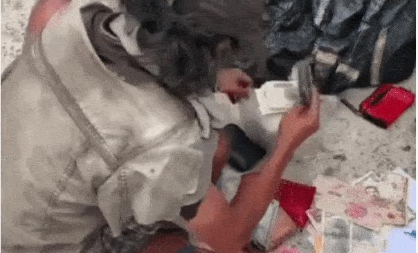 Choáng với tiền vàng cất bao rác của người vô gia cư Sài Gòn-2