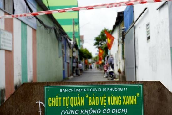 F0 trực chốt vùng xanh, đi phát lương thực, gần 100 người thành F1