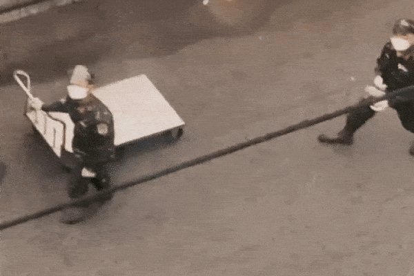 Nghe bộ đội về trước hẻm, bà hàng xóm nhảy múa tưng bừng đón-1