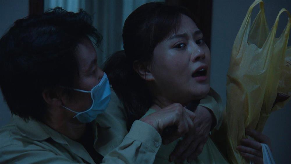 Hương Vị Tình Thân: Cướp dí dao vào cổ Nam vẫn ôm bánh mỳ không rời-1