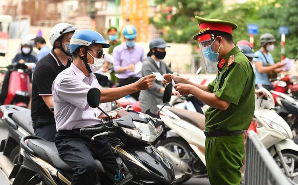 Hà Nội siết chặt kiểm soát tại 23 chốt, kể cả xe cứu thương, công vụ, luồng xanh-1