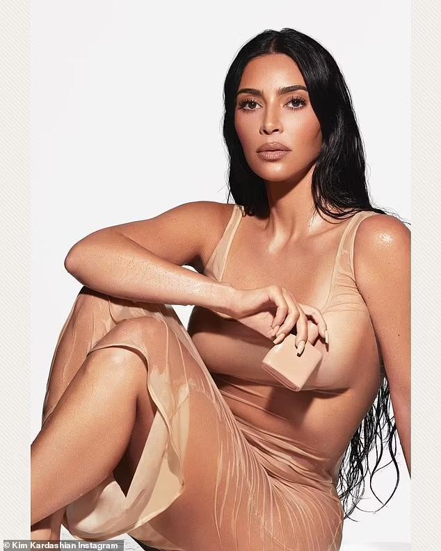 Tỷ phú Kim Kardashian khỏa thân quảng bá nước hoa - 2sao