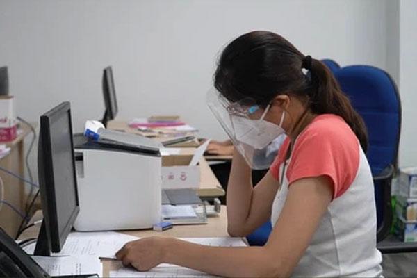 Vợ mất vì COVID-19, chồng nằm trước cửa bệnh viện 3 ngày chờ tin-2