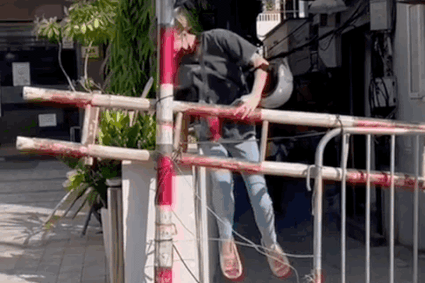 Hot Tiktoker nổi đình đám gây tranh cãi nhảy qua hàng rào mùa dịch-1