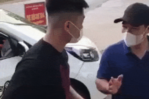 Thanh niên xăm trổ giật khẩu trang, dọa cán bộ: Nhớ mặt tao đấy-1
