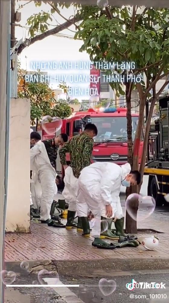 Visual đỉnh cao các anh bộ đội: Mặc đồ bảo hộ mà đẹp trai quá!-2