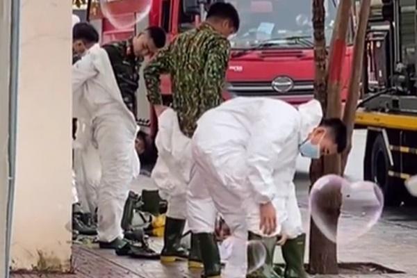 Clip: Anh công an phát rau ngót, tặng kèm hướng dẫn siêu cấp vip pro-3