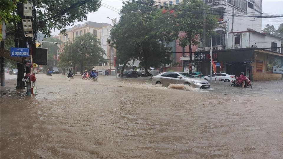 Hải Phòng mưa lớn lịch sử, đường ngập 1m, xe la liệt chết máy-4