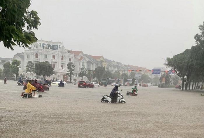 Hải Phòng mưa lớn lịch sử, đường ngập 1m, xe la liệt chết máy-2