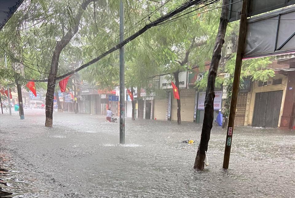 Hải Phòng mưa lớn lịch sử, đường ngập 1m, xe la liệt chết máy-5