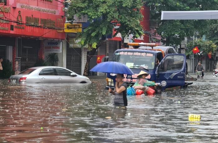 Hải Phòng mưa lớn lịch sử, đường ngập 1m, xe la liệt chết máy-6