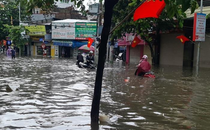 Hải Phòng mưa lớn lịch sử, đường ngập 1m, xe la liệt chết máy-7