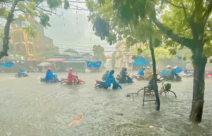 Hải Phòng mưa lớn lịch sử, đường ngập 1m, xe la liệt chết máy-8