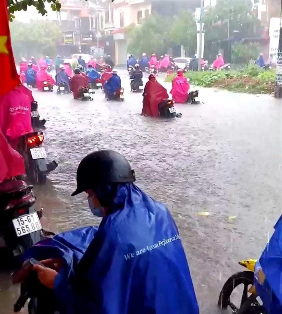 Hải Phòng mưa lớn lịch sử, đường ngập 1m, xe la liệt chết máy-9
