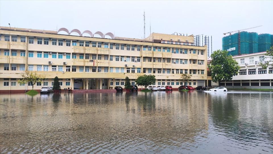 Hải Phòng mưa lớn lịch sử, đường ngập 1m, xe la liệt chết máy-10