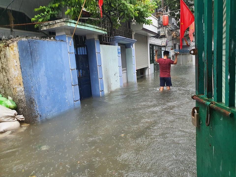 Hải Phòng mưa lớn lịch sử, đường ngập 1m, xe la liệt chết máy-11