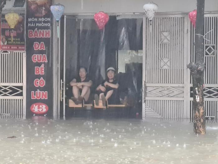 Hải Phòng mưa lớn lịch sử, đường ngập 1m, xe la liệt chết máy-13