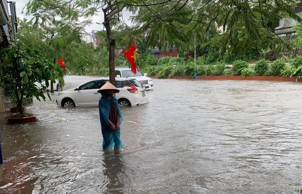 Hải Phòng mưa lớn lịch sử, đường ngập 1m, xe la liệt chết máy-1