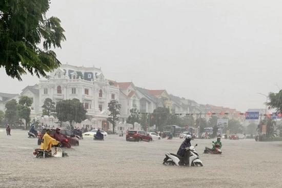 Hải Phòng mưa lớn lịch sử, đường ngập 1m, xe la liệt chết máy