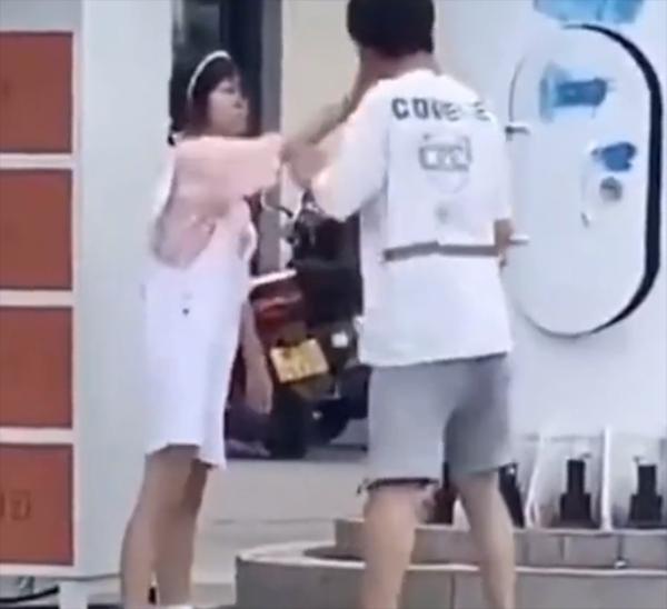 Bị bạn gái tát liên tiếp, chàng trai đánh cái tay hư cười muốn xỉu-1