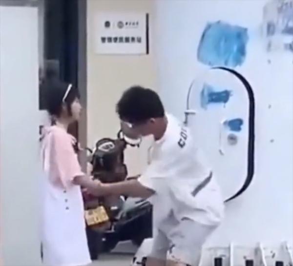 Bị bạn gái tát liên tiếp, chàng trai đánh cái tay hư cười muốn xỉu-2