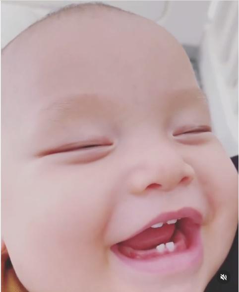 Con trai Hồ Ngọc Hà ngủ như thức, mắt nhắm mà miệng toe toét-3